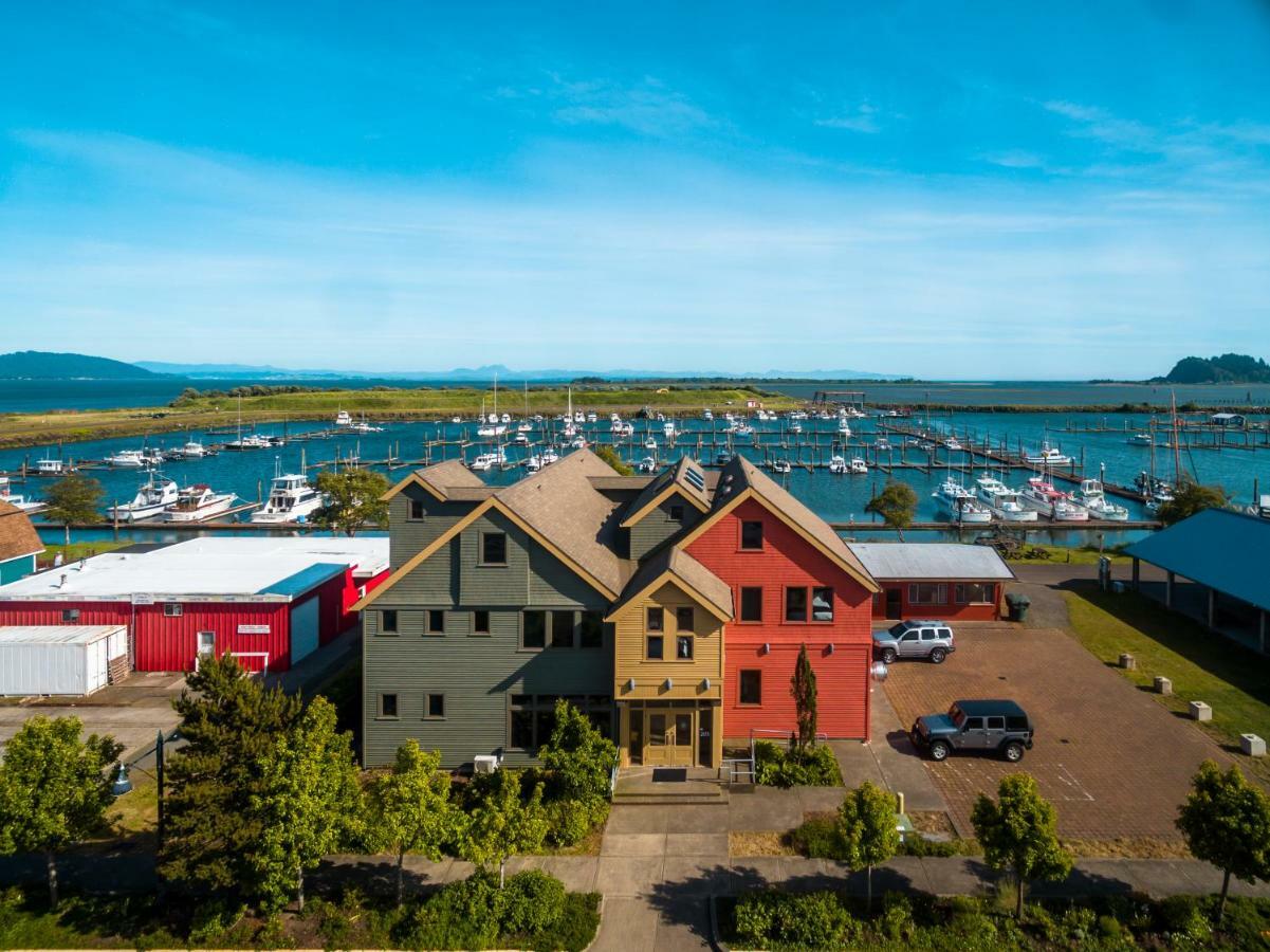 At The Helm Hotel Ilwaco Buitenkant foto