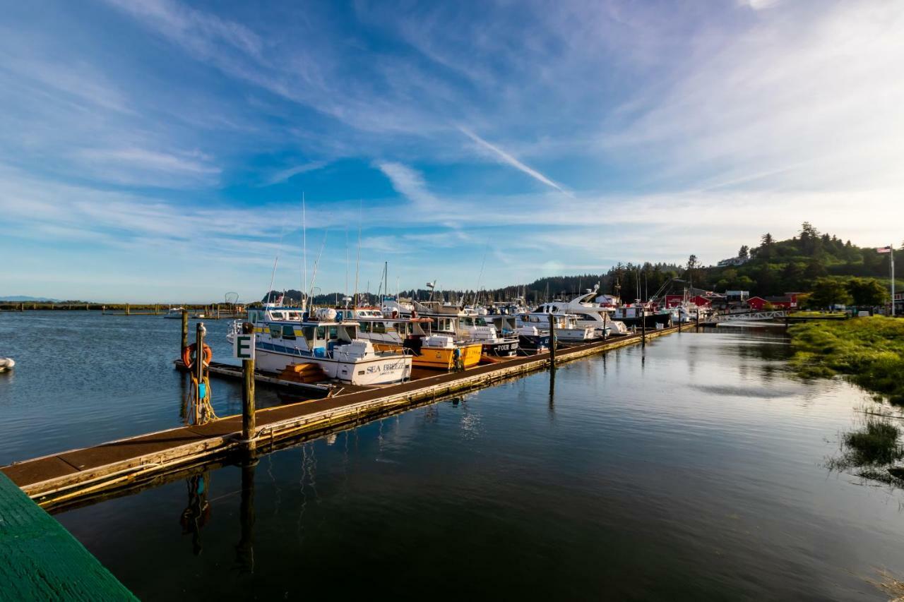 At The Helm Hotel Ilwaco Buitenkant foto